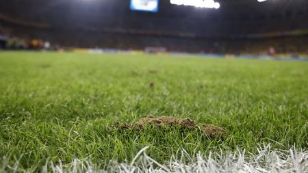 Firma care se ocupă cu mentenanța ierbii de pe stadionul Steaua a reacționat cu privire la mocirla apărută. Din ce motive gazonul din Ghencea arată ca niște tranșee