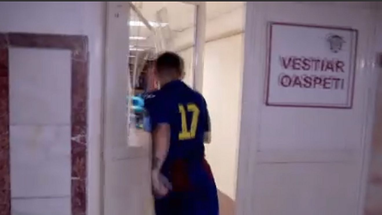 FOTO | "Mai bine vi le dați în cap!". Steliștii au spart ușa vestiarului după meciul cu Dinamo, iar Lăcătuș a reacționat imediat! Răsdan i-a lăsat mască pe colegi după lovitura aplicată. UPDATE | Academia Rapid, apel către jucătorul Stelei: "Îl așteptăm să repare ușa"