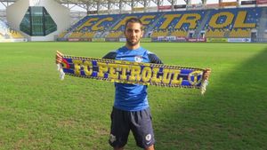 Un fotbalist al Petrolului, bătut de suporterii "Lupilor": a fost confundat cu un fan al Craiovei