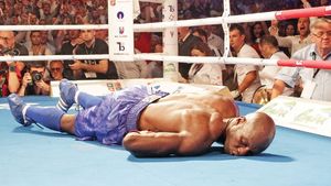 Mendy, ultimul bal!** Francezul și-a revenit destul de repede după KO și se întreținea cu apropiații săi