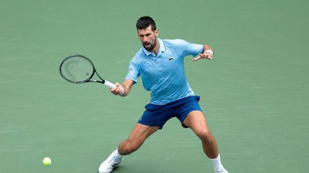 Legătura dintre Novak Djokovic și un guru controversat, care se opune vaccinurilor și care dă vina pe cremele cu protecție solară pentru cancerul de piele