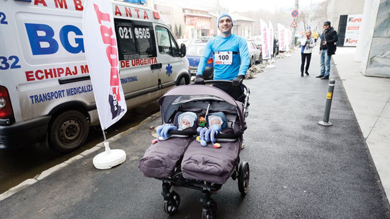 La Tower cu gemenii!** Mămica și-a așteptat soțul plimbându-i afară pe gemeni în cărucior