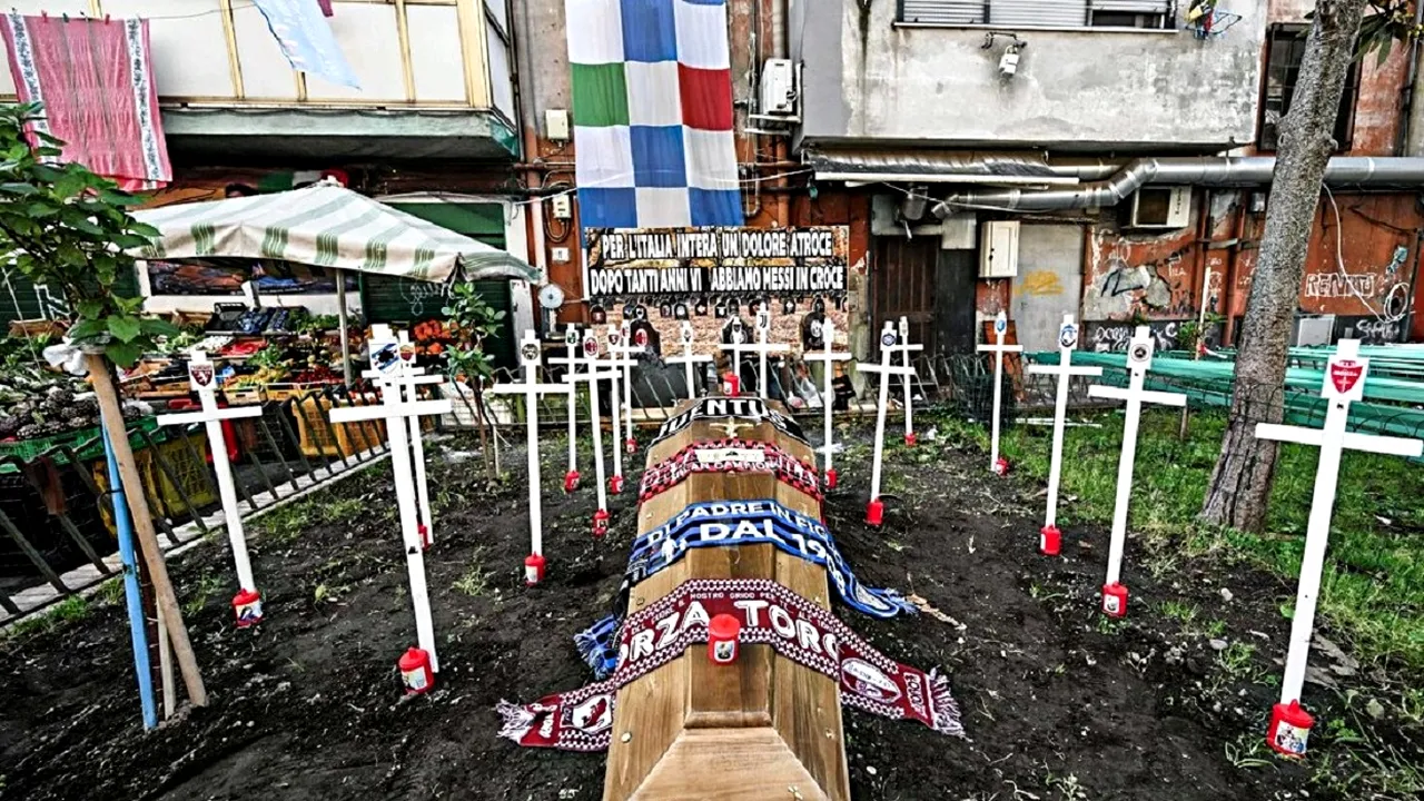 Fanii lui Napoli și-au îngropat rivalii din Serie A în așteptarea momentului istoric al celui de-al treilea titlu! Imagini incredibile de sub Vezuviu