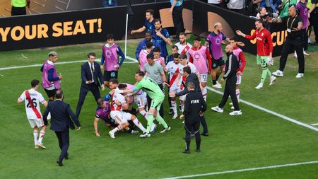 Cristi Chivu s-a pus în fața agresorului. Sprint de 60 de metri la Inter - River Plate pentru a-l scăpa pe fotbalist de bătaie