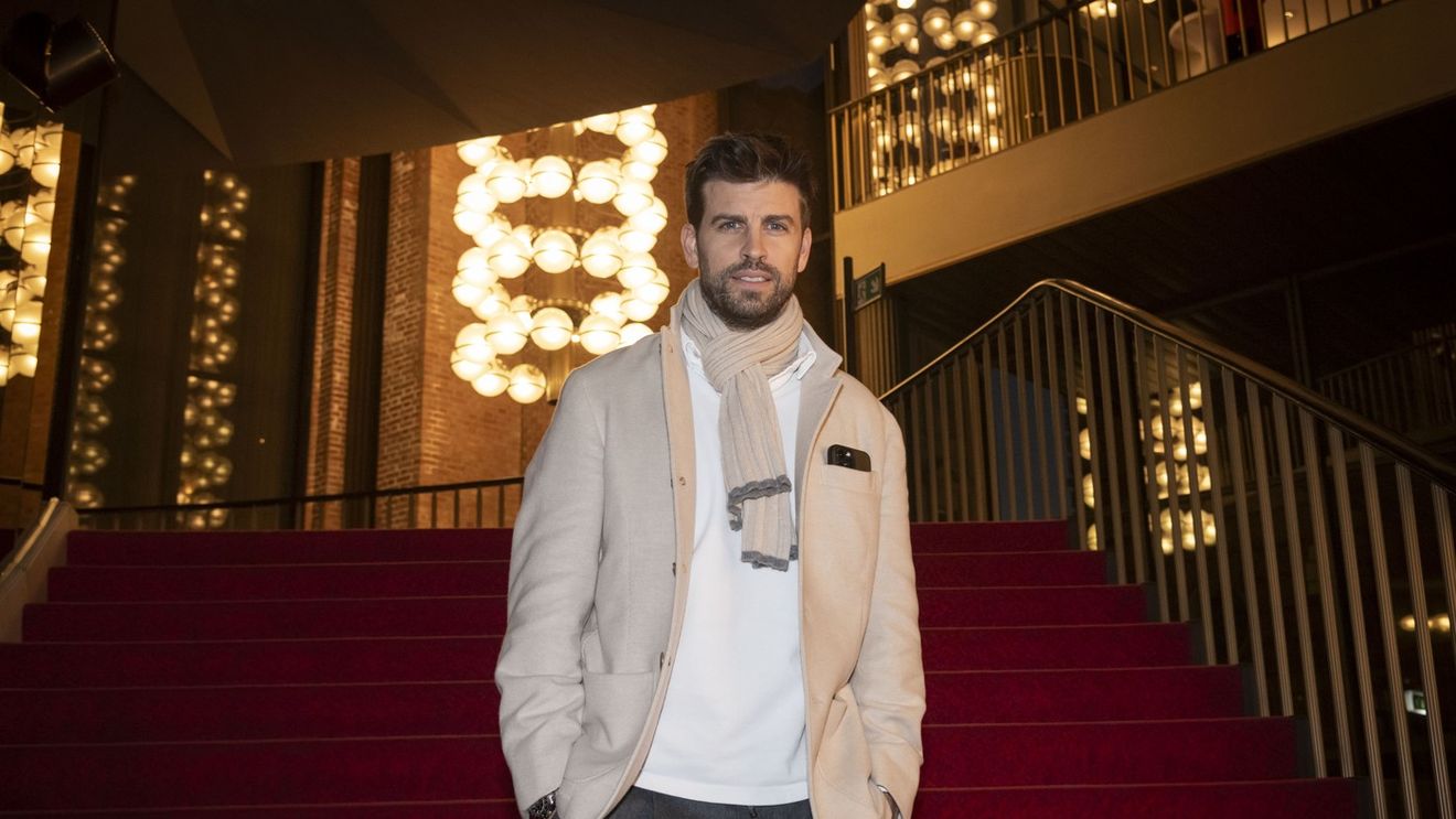 Pique stă într-un apartament de lux în hotelul de 5 stele Four Seasons din Miami. Are terasă, jacuzzi și bucătărie proprie