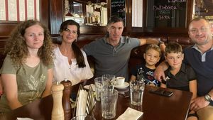 Ce surpriză le-a făcut Mihai Leu celor doi copii care au avut de suferit după accidentul din super rally: „Le plac foarte mult mașinile!” | FOTO