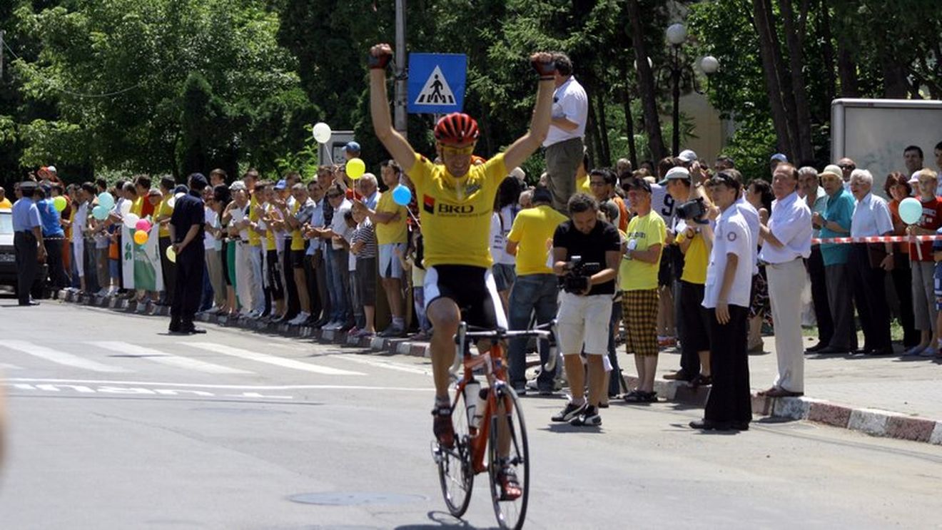 Dan Anghelache, în tricoul albastru