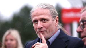 Fostul mare fotbalist a anunțat decesul fostului său antrenor, în direct, la TV. La scurt timp, însă, s-a înroşit de ruşine când a realizat ce gafă a făcut