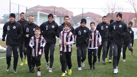 Terapie prin fotbal. Copiii militarilor decedați în accidentului aviatic de la Sibiu au schimbat pase cu vedetele de la "U" Cluj