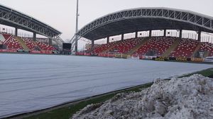 Gazonul stadionului UTA, protejat cu o folie de temperaturile cu minus!