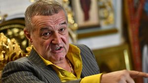 Gigi Becali a încercat să forțeze un fotbalist de top de la FCSB să renunțe la bani pentru a-l lăsa să se transfere! Dezvăluiri incendiare ale jucătorului și ale impresarului, după ce au câștigat procesul cu miliardarul: „Oamenii buni sunt luați de proști! Patronul s-a lăsat influențat de cei din jurul lui”. VIDEO