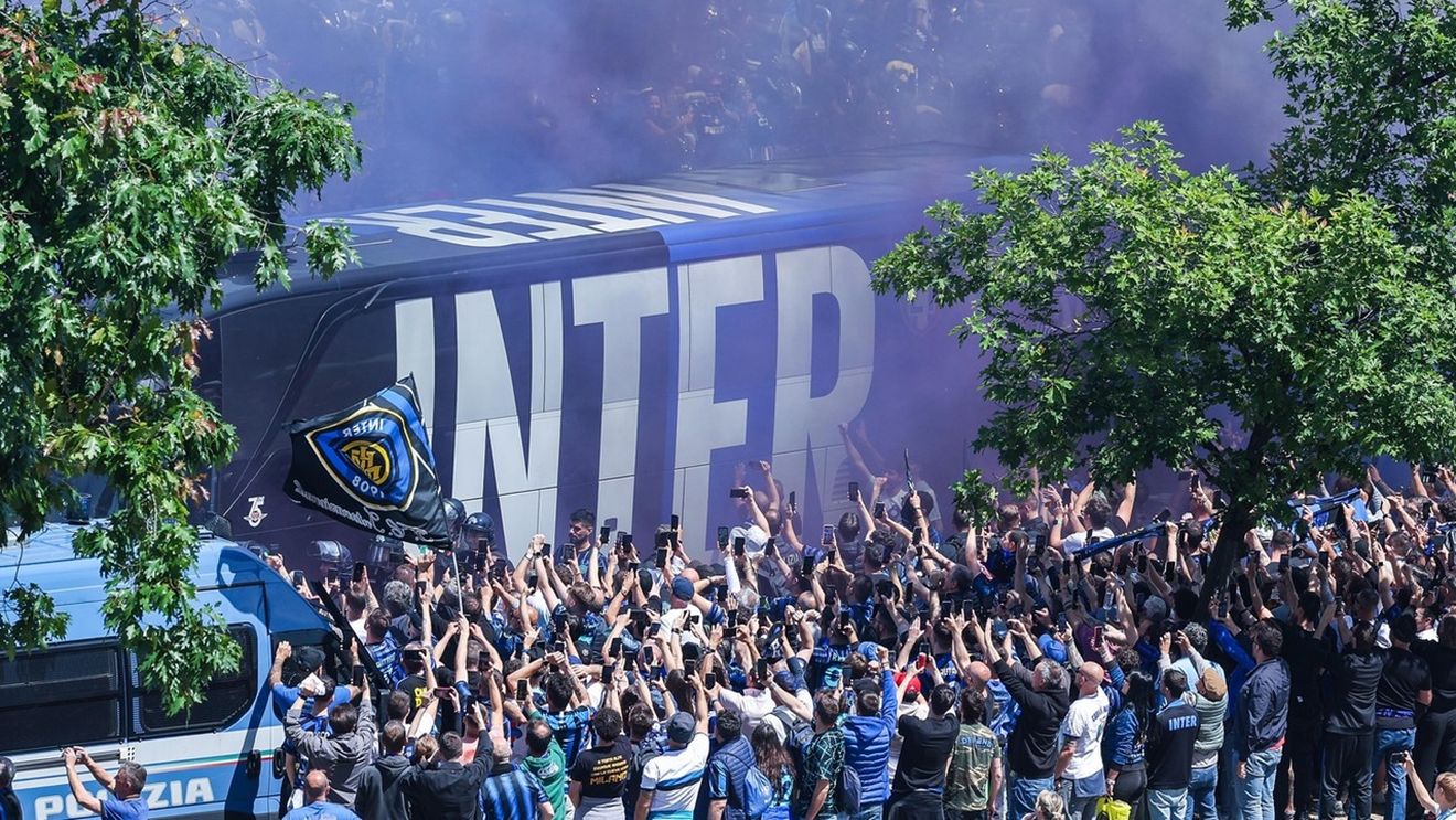 Ce a reuşit Cristi Chivu! Sărbătoare pe străzi pentru titlul Interului: autocarul campioanei Italiei, blocat de mulțime!