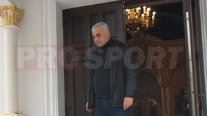 La o zi după ce Gigi Becali l-a avertizat public, noul antrenor de la FCSB a făcut un gest care îi va merge la suflet patronului! Leo Strizu, fotografiat de ProSport în biserica ridicată de miliardar, cu bani grei, la baza roș-albaștrilor | FOTO EXCLUSIV