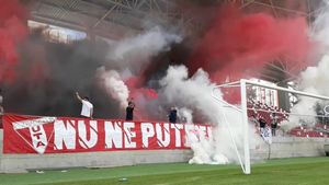 Au aprins torțe si fumigene în plină pandemie de coronavirus! UTA continuă războiul cu FRF! Cum au protestat suporterii arădeni | VIDEO