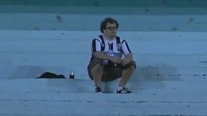 VIDEO** 'Lupul singuratic' de Brazilia! A stat singur în galerie și s-a "bătut" cu peste 6.000 de suporteri adverși