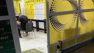 Președintele unui club din România, fotografiat într-o casă de pariuri! Un fotbalist ne-a trimis pozele și face acuzații grave: ”I-au căzut biletele din buzunar în vestiar. A pariat pe propria echipă”. EXCLUSIV