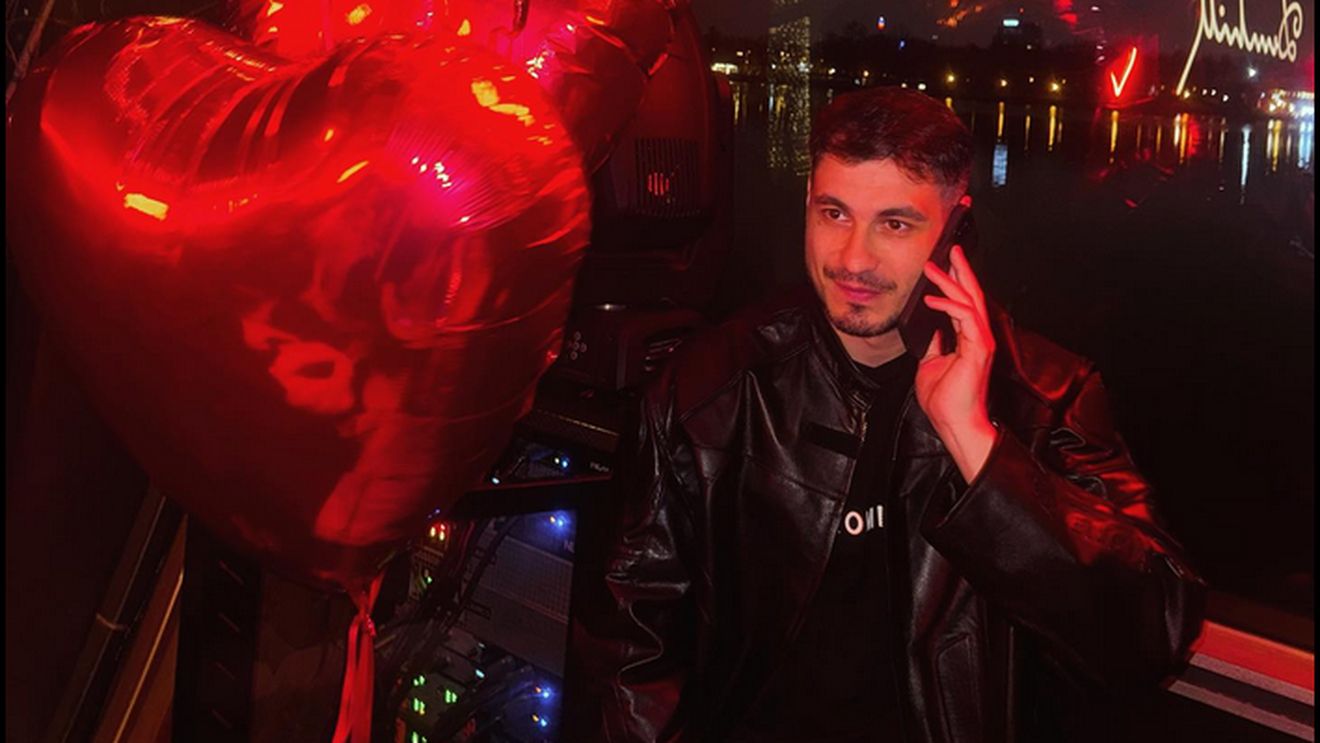 Fiul lui Victor Pițurcă, neastâmparat! Imagini cu Alex Pițurcă, fostul jucător al Stelei, în timp ce sărută cu foc o brunetă misterioasă