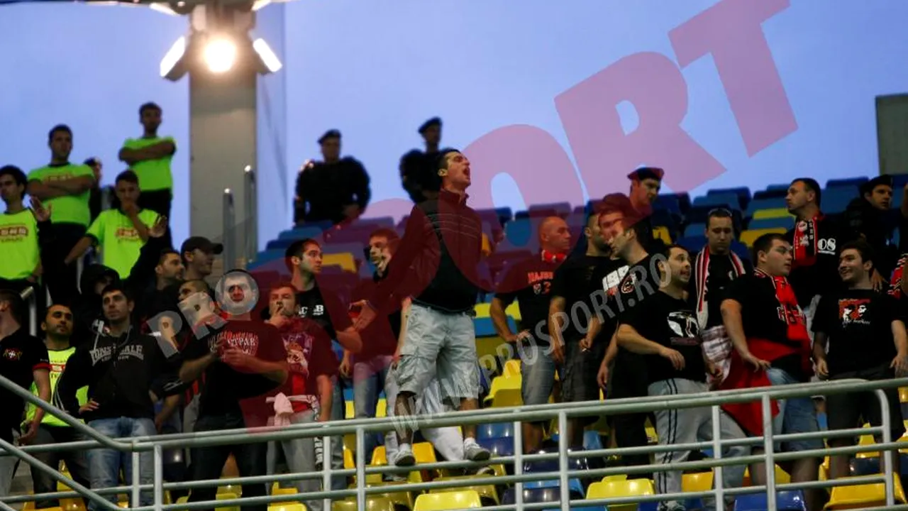 Fanii lui Vardar, întâmpinați cu pumni și un cor de fluierături. Stewarzii au intervenit după gestul lor. FOTO: Ce i-a înnebunit