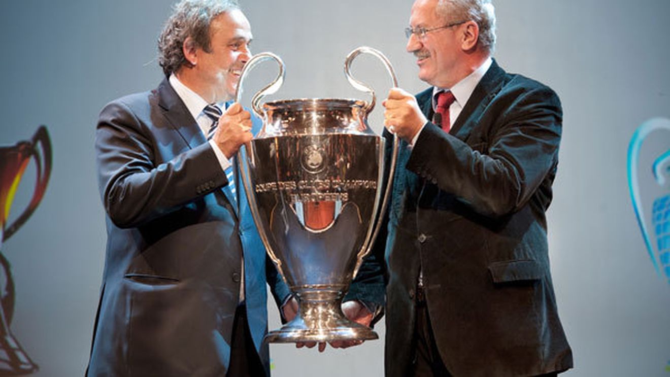 Platini a înmânat trofeul Ligii Campionilor primarului orașului Munchen: "Le doresc fanilor și clubului Bayern să ajungă în finală"