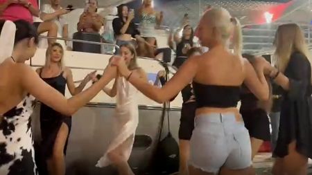 România e prezentă la Campionatul Mondial din Qatar! Un grup de tinere românce, puse pe distracție, au făcut senzație: au cântat și au dansat desculțe, lângă un yacht, atrăgând privirile celor din jur! VIDEO