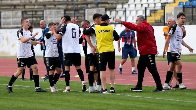 Încă doi foști elevi ai lui Alexandru Pelici, dar și un jucător care n-a evoluat la FC Hermannstadt în ultimii doi ani și jumătate au semnat cu CSM Olimpia. La Satu Mare, din stadionul ”Daniel Prodan” va rămâne mai puțin de jumătate