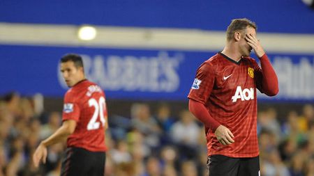 Cea mai mare GAFĂ‚ din istoria Premier League!** FOTO Debutul STERIL al lui Van Persie, umbrit de o IMAGINE care i-a RUȘINAT și pe "diavoli"