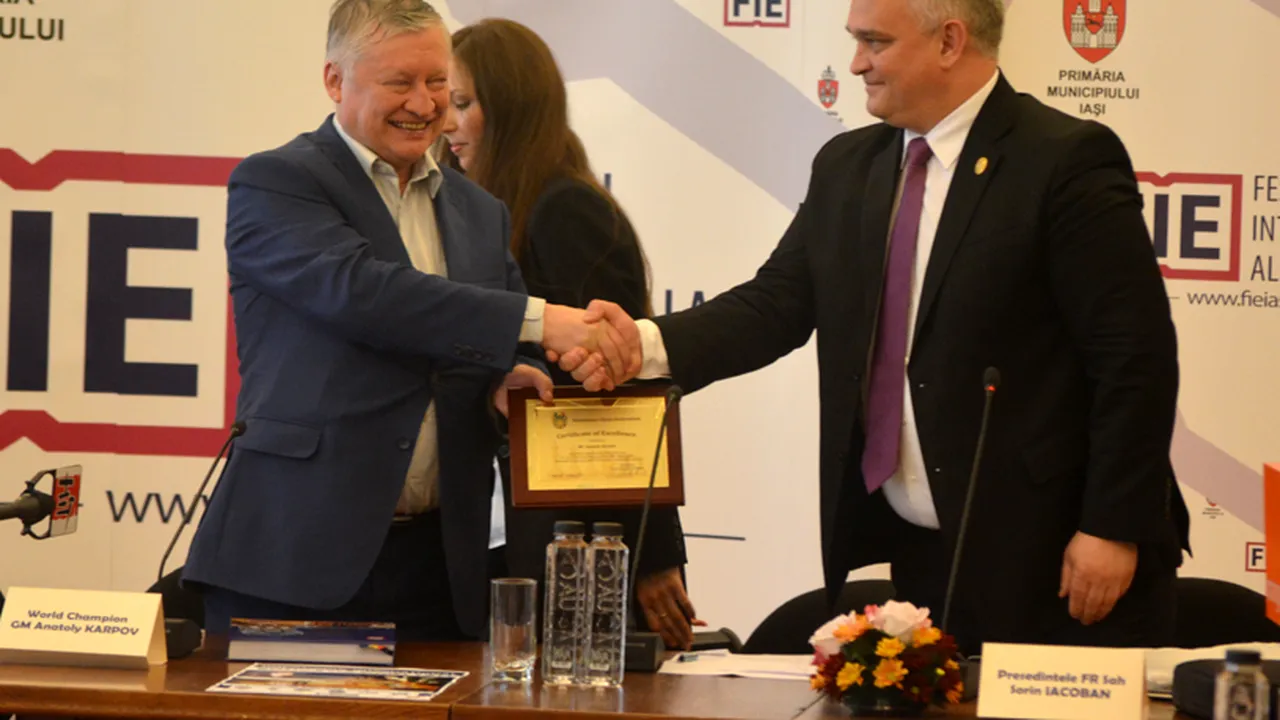 Anatoli Karpov, fostul mare campion mondial la șah, este la Iași. 