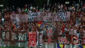 Dinamo se delimitează de fanii rasiști** "Suntem străini de asemenea atitudini!"