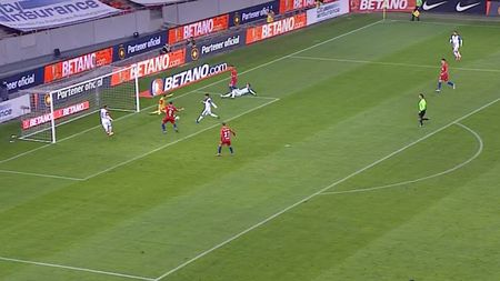 Sergiu Buș, blocaj total! Atacantul a ratat incredibil, iar Dennis Man i-a arătat cum se marchează | FOTO & VIDEO