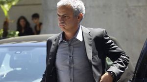 Fostul antrenor al lui Petrescu l-a făcut praf pe Mourinho:** "E mediocru, a îngreunat evoluția fotbalului!" Portughezul a replicat tăios: "Cine e ăsta? O să-l caut pe Google"