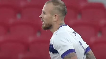 Denis Alibec a înscris un gol de generic în Qatar, sub privirile unui campion mondial! Reușită spectaculoasă, de la 30 de metri de poartă, în Al Ahli Doha - Muaither SC 4-2 | VIDEO