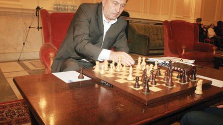 Crăciunescu REFUZĂ‚ să mai joace șah cu Giovani Becali! :)** Cum a încercat să-l "facă" fostul impresar
