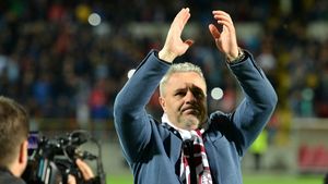 Marius Șumudică a venit să semneze cu Rapid! Imaginile momentului cu noul antrenor din Giulești