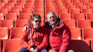 Povestea fanului orb, care „nu vede fotbalul, dar îl simte și îl cântă”