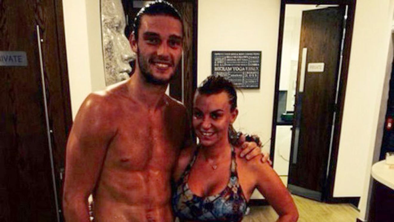 Încă un fotbalist se însoară cu o vedetă TV: Andy Caroll, de la West Ham, a dus-o la Roma pe Billi Mucklow pentru a o cere în căsătorie