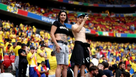 Imaginile zilei la EURO! O româncă a atras atenția tuturor cu tatuajul pe care îl are pe burtă