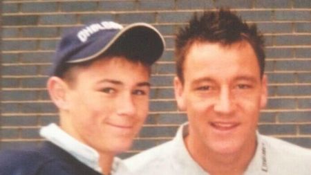 De la zidar la atacant în Premier League. De la idol la rival. John Terry se va confrunta cu unul dintre copii care îi cereau autografe în tinerețe