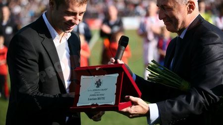 Bute, sufocat de asaltul fanilor! A stat minute în șir pentru autografe și poze**: "Sper ca Oțelul să fie campioană"