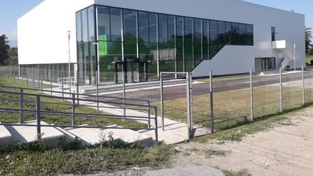 Sală de 1.000.000 de euro după stadion de 1.000.000 într-o comună de 3.100 de locuitori din județul Hunedoara!