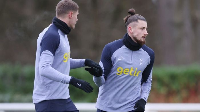 I-au dat „shut down” rivalului lui Radu Drăgușin. Cel mai lăudat fotbalist al lui Tottenham a fost făcut de râs în două minute, la două goluri!