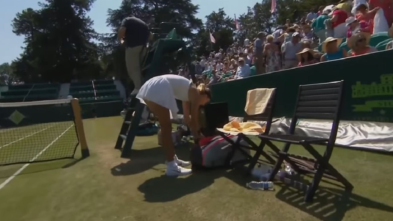 Mai ceva ca la Hollywood! O jucătoare în vârstă de 57 de ani s-a calificat în sferturile unui turneu de tenis profesionist după ce a eliminat o adversară mai tânără cu 40 de ani decâ ea | VIDEO