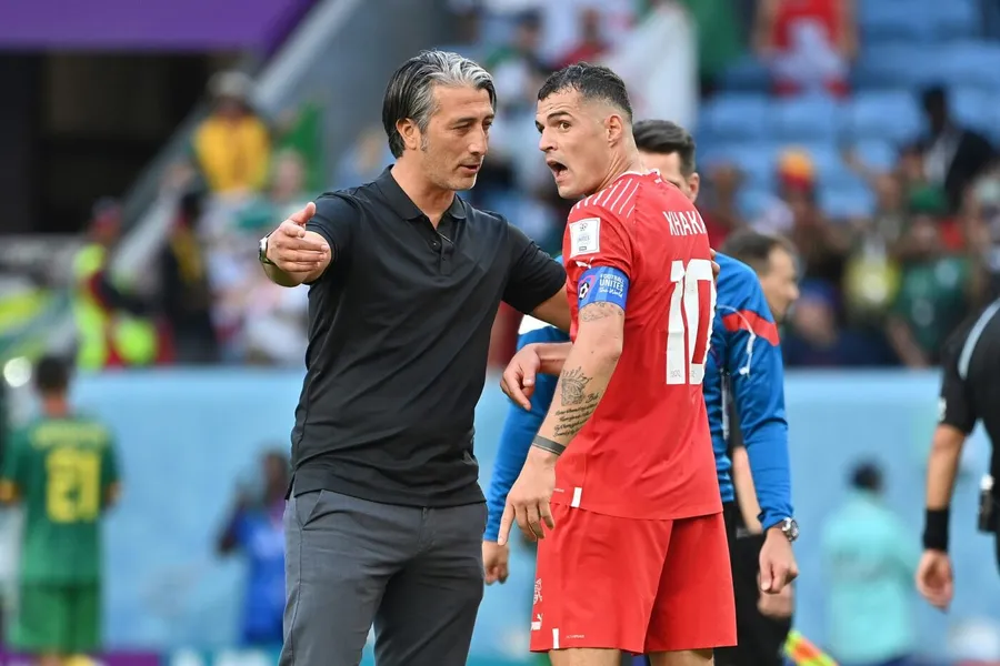 Selecționerul Elveției, Murat Yakin, și căpitanul Granit Xhaka