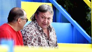 Scene șocante în vestiarul lui CS Dinamo! Dănuț Lupu a sărit la bătaie și a amenințat un fotbalist care a jucat în Liga 1: „M-a scuipat, a dat în mine! A spus că o să pună oameni să mă bată pe stradă! Mi-e frică să mă prezint mâine la antrenament” | FOTO &VIDEO EXCLUSIV