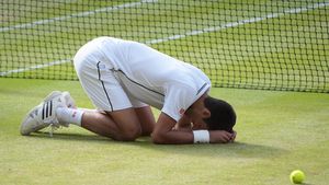 Bucurie maximă pentru Djokovic după ce s-a impus în finala de la Wimbledon. Sârbul a mușcat din gazonul londonez | VIDEO