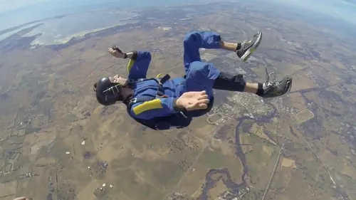 A avut convulsii și a leșinat înainte să-și deschidă parașuta, după ce s-a aruncat  de la 3000 de metri | VIDEO Cum a fost salvat