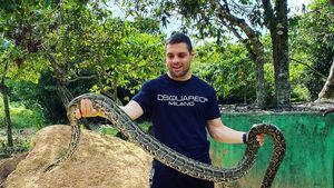 Florin Tănase și Adi Popa, vacanță de vis alături de frumoasele lor iubite în Africa! Fotbalistul plecat cu scandal de la FCSB, poză cu un șarpe uriaș | GALERIE FOTO