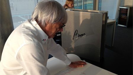 Asta e cea mai scumpă carte din lume: cântărește 35 de kilograme și costă 1 milion de dolari