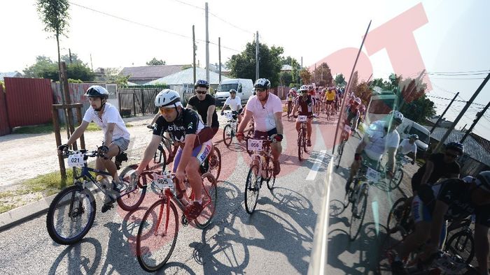 Se pedalează spre București în cadrul evenimentului "Cu Bicicleta La Munte"