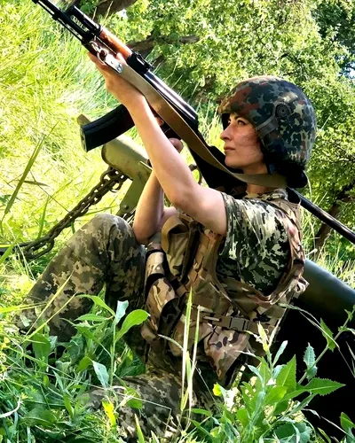 Regina frumuseții care și-a văzut prietenii murind pe linia frontului ucrainean are un glonț pentru Putin. Strângi din dinți și faci ceea ce este necesar