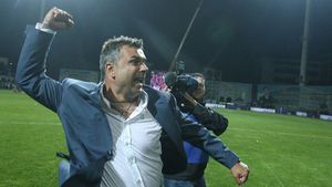 Prima declarație a lui Maradona, după ce Olăroiu a sărit să-l BATĂ‚!** "El Pibe d'Oro" îi arată obrazul, Oli reacționează dur: "E un drogat, n-are mintea limpede"